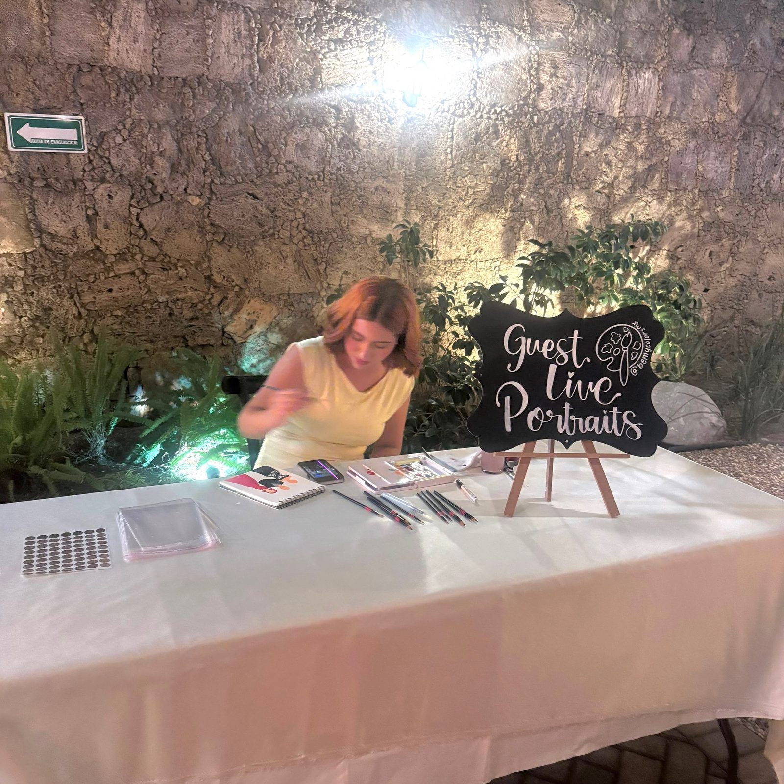 Yayis pintando retratos en vivo durante un evento