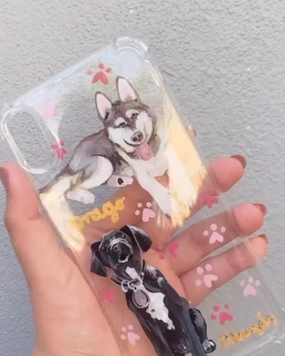 Funda transparente pintada con un husky y un perrito negro