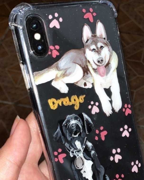 Funda de celular negra pintada a mano con dos perritos y huellas rosas