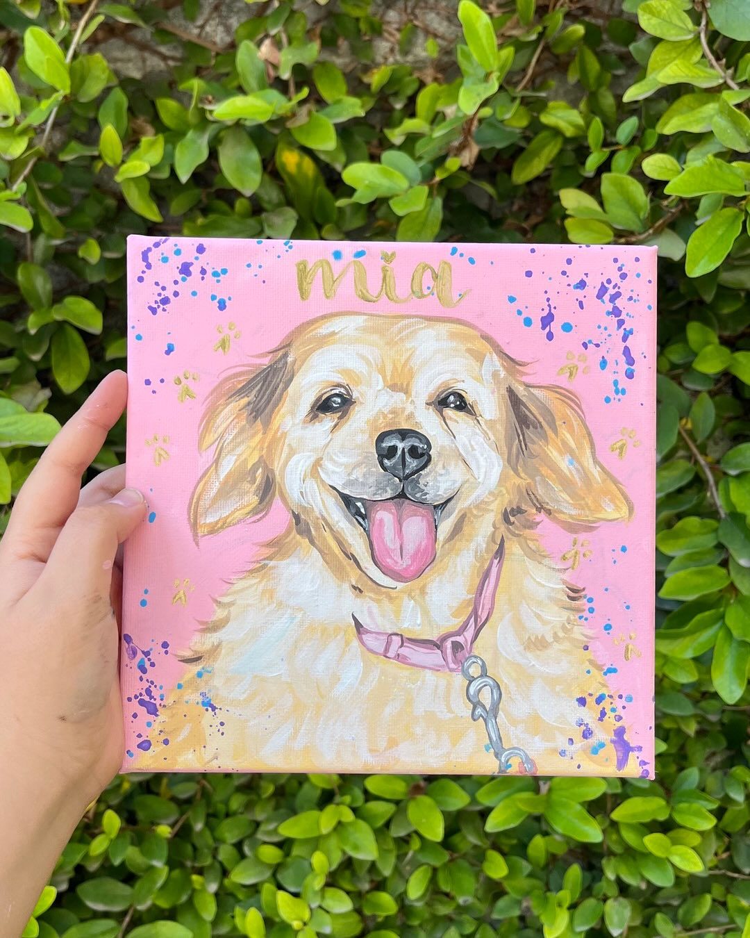 Retrato pintado de una perrita sobre fondo rosa