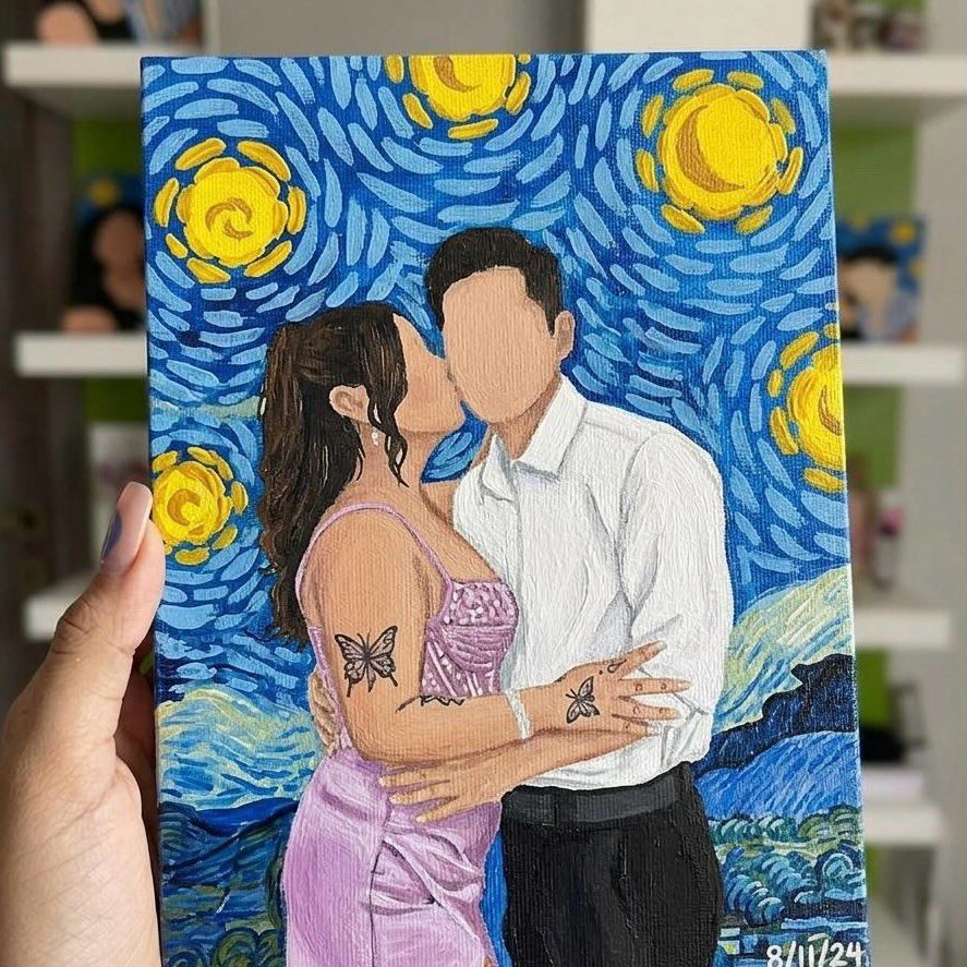 Retrato de pareja sobre un fondo de cielo estrellado en remolinos