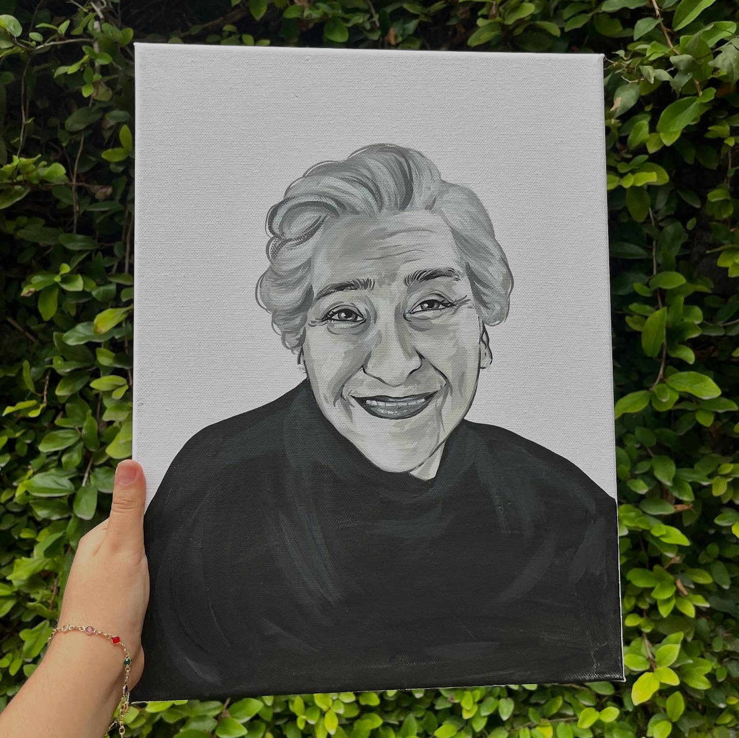 Retrato en escala de grises de una abuelita sonriendo