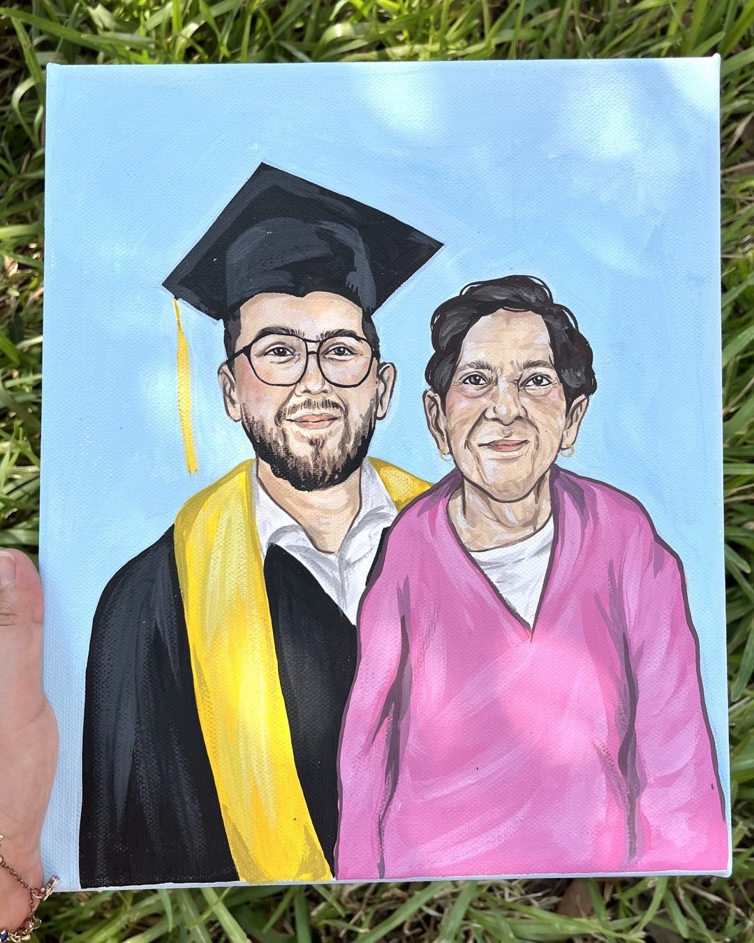 Retrato pintado de un graduado junto a su abuela