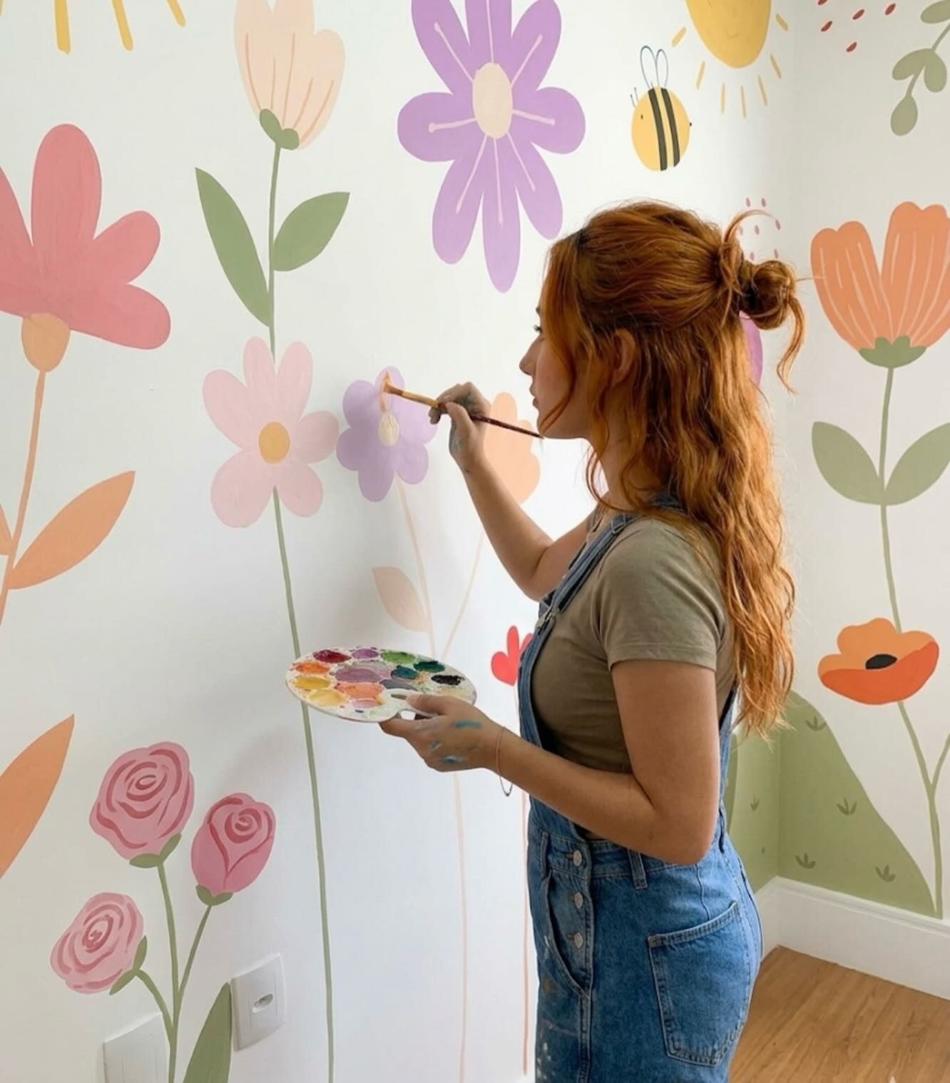 Yayis pintando un mural de flores de colores